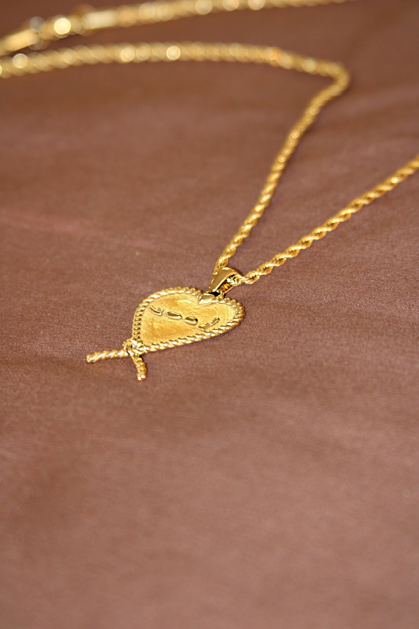 18k sacred heart pendant